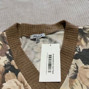 White Birch VNeck Floral Print Top XL NWT